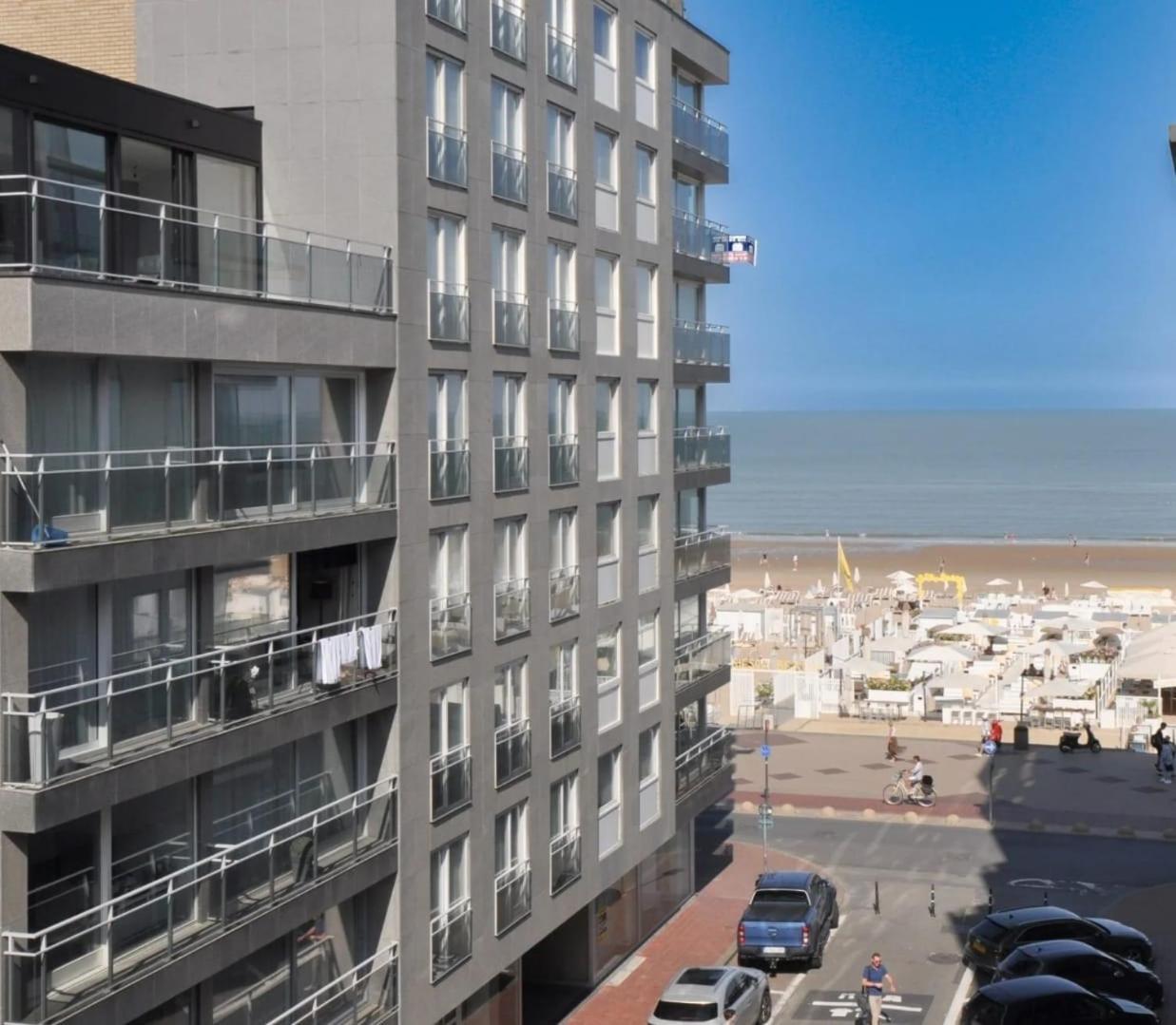 Luxe gerenoveerd appartement in Heist, Zeedijk 166 2deV - Frontaal Zeezicht met Strandcabine - 2 slaapkamers Knokke-Heist Buitenkant foto